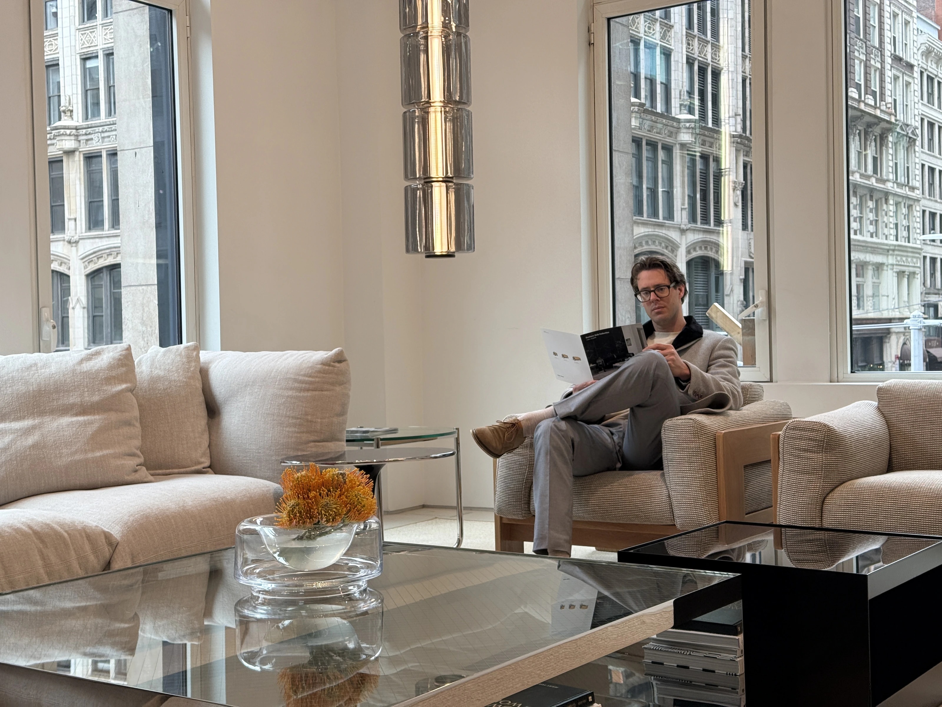 Loft in New York, Emile van Essen leest in een fauteuil bij het raam