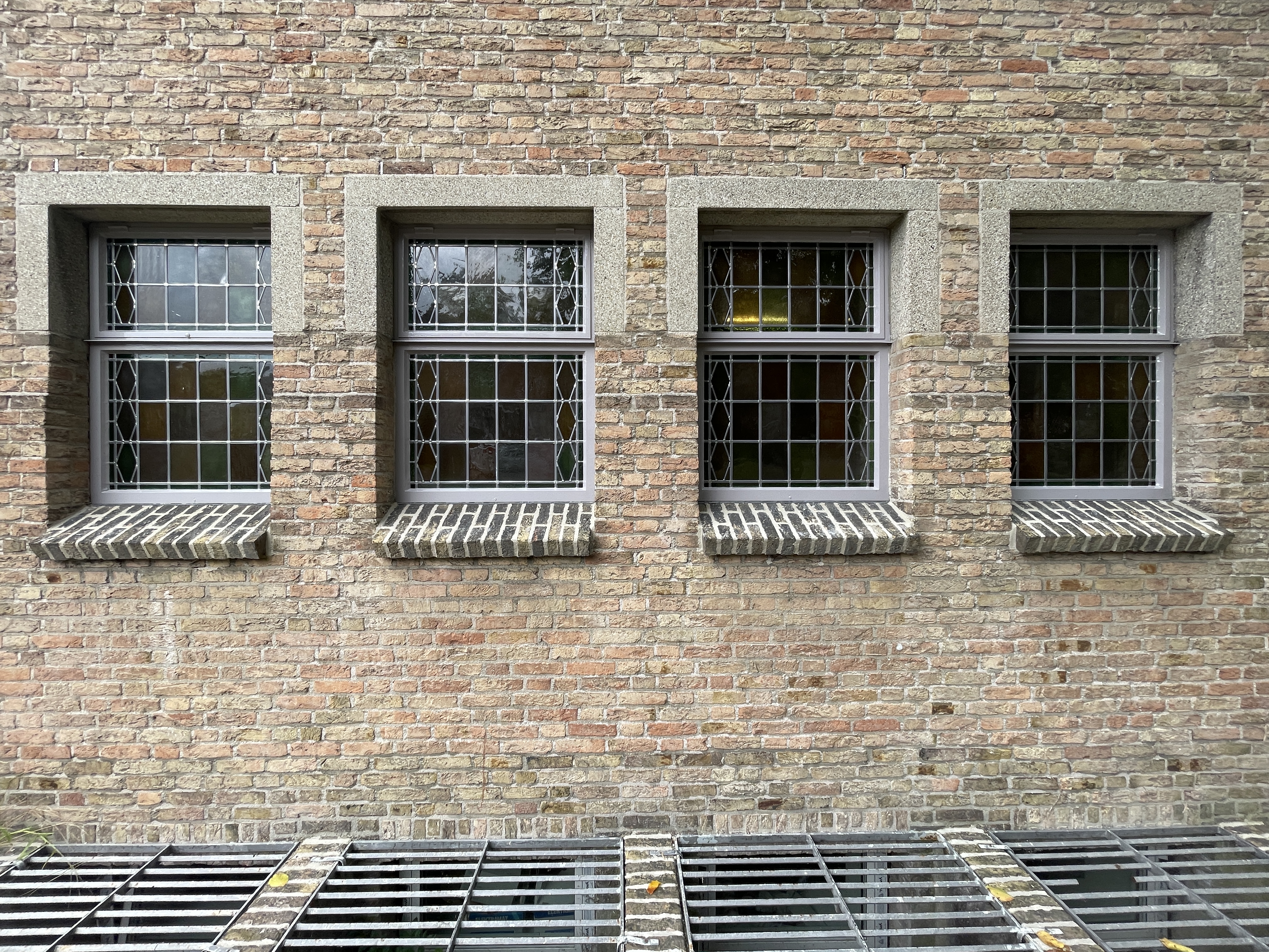 Don Boscokerk Venlo, herstelde glas-in-loodramen in de zijgevel